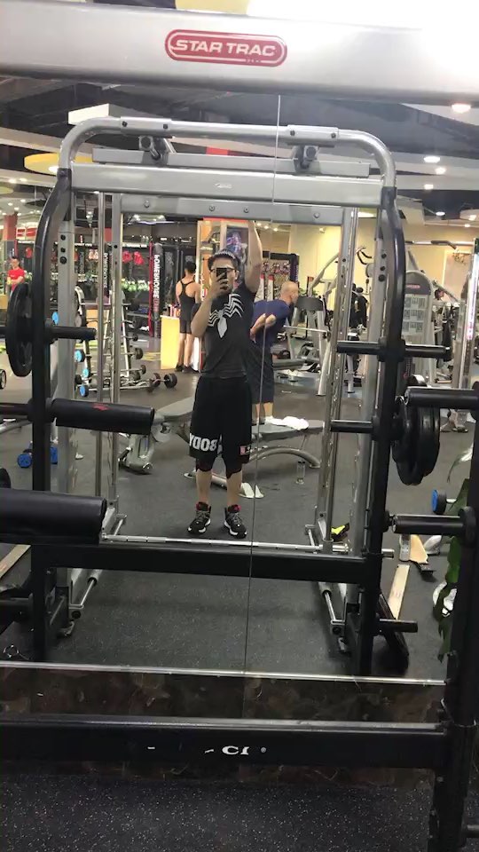 终于练成了街健的神技,小骄傲一下一个人健身就是寂寞,视频都要自己拍