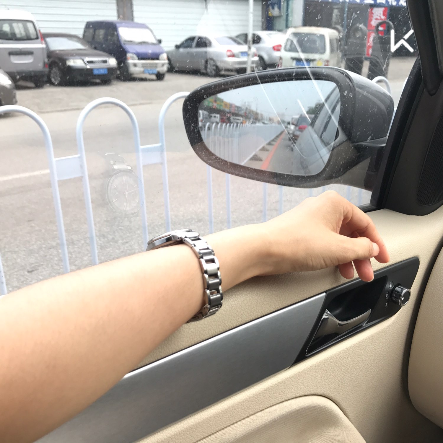前几日,下班开车回家,路口等红灯的时候,对面车道上驶