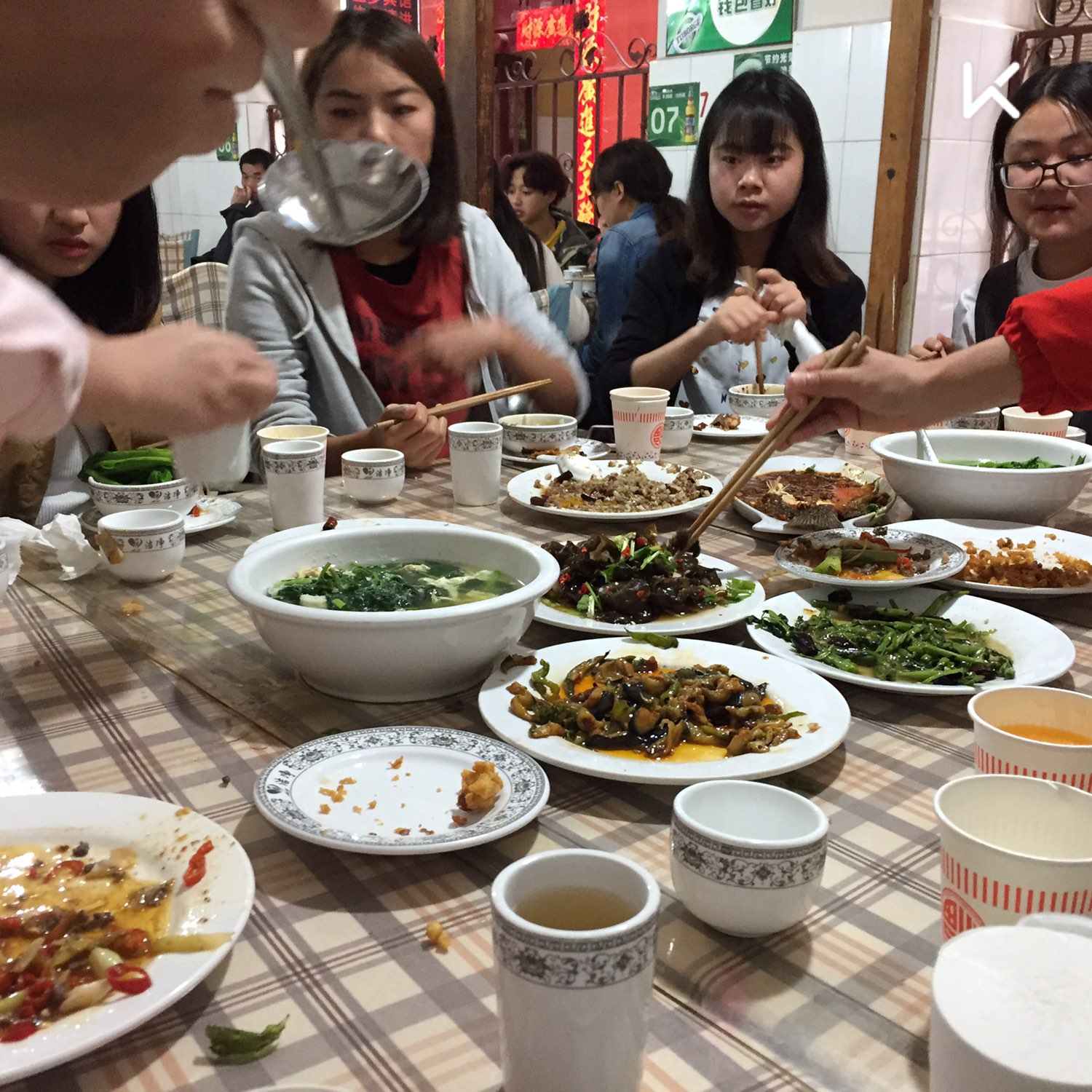 今天班长过生日,老鲍和他男票请吃饭,祝大家越来越好在一起的时间不多