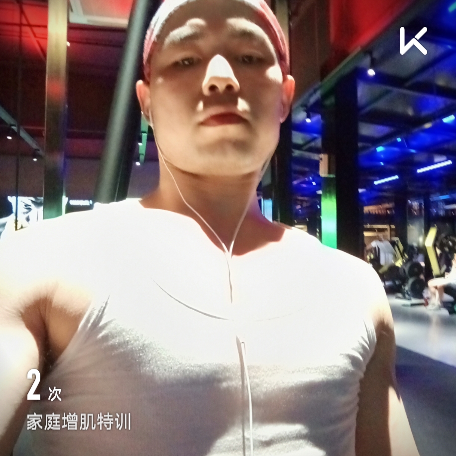 健身房里面徒手练胸也就是我独一份了