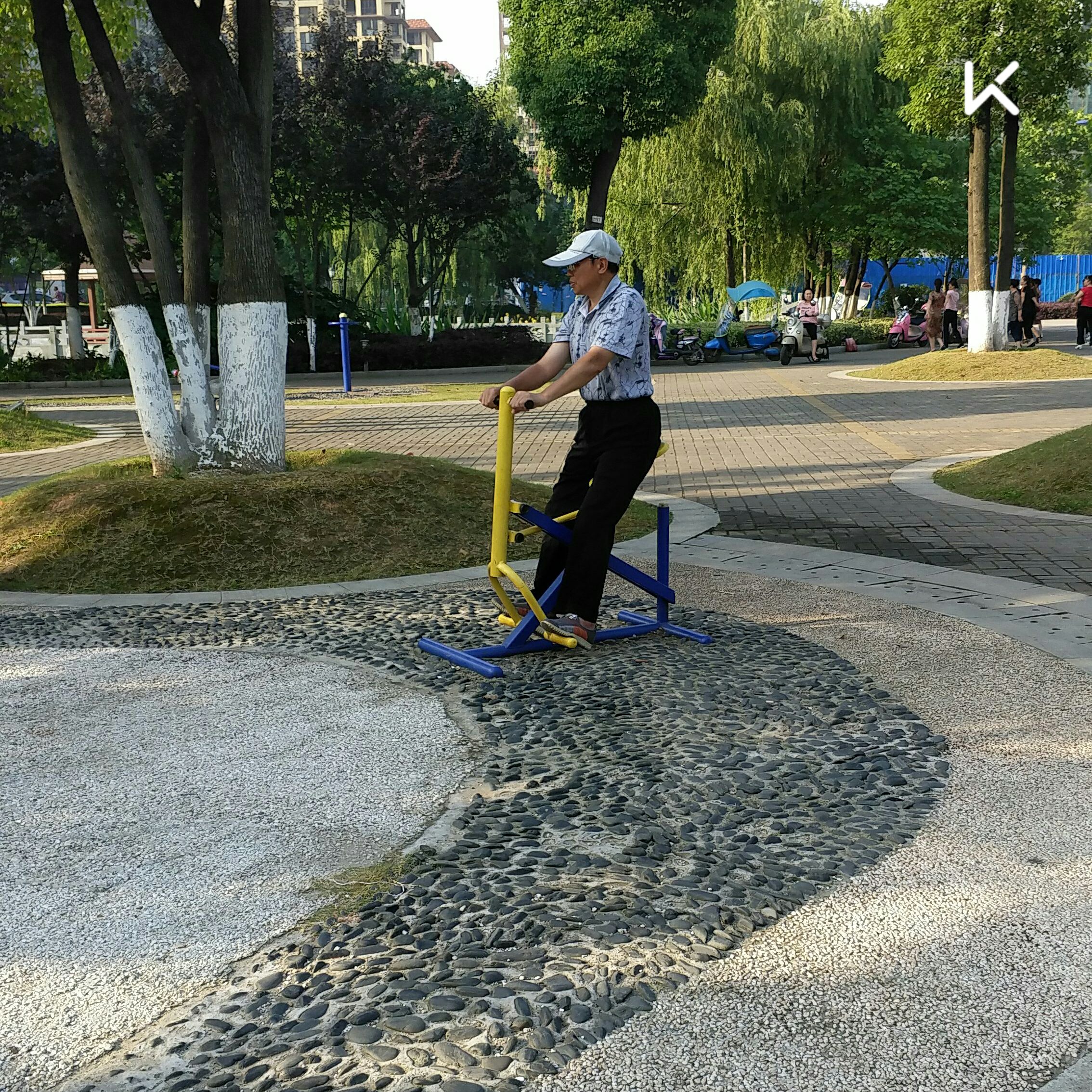 一个右边身体不太灵敏的老人,每次晨跑都能看到他在坚持不懈的锻炼