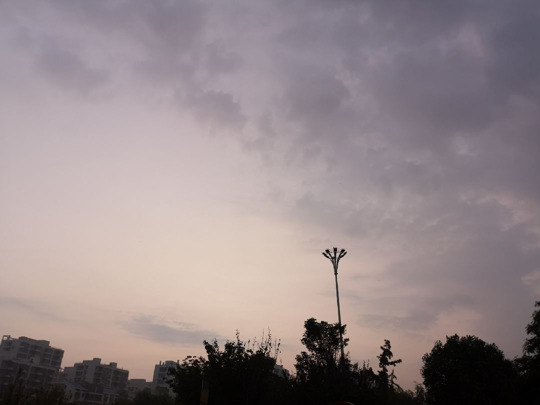 好久不跑步啦 跑步真的好舒服～今天看到了五点的天空 开心秋天真的