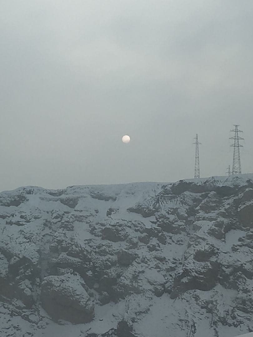火焰山雪景(雪盖火焰山)