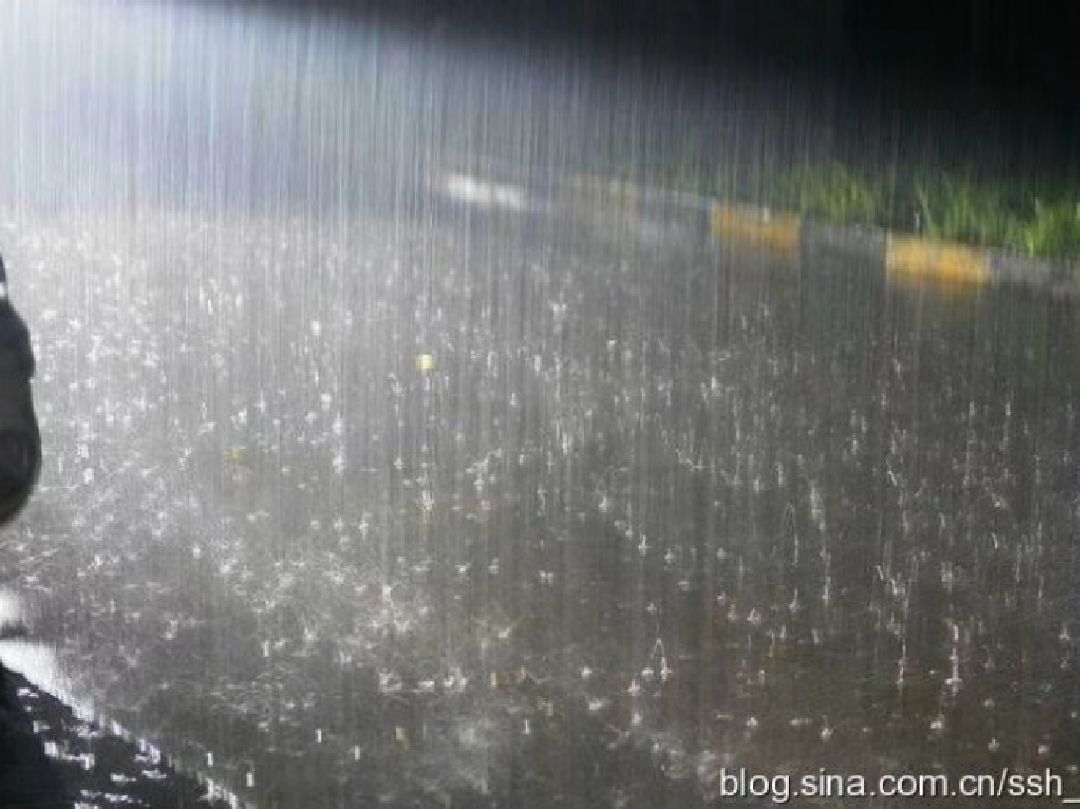 今天下了一天的雨,晚上的雨越下越大