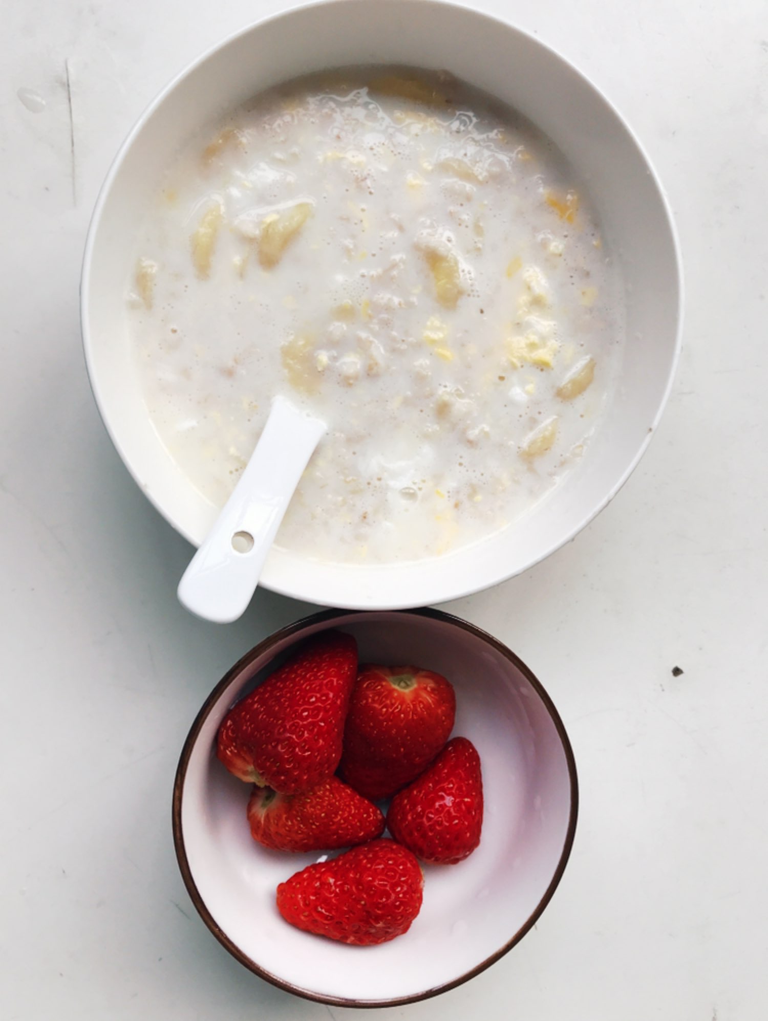 今日早餐香蕉牛奶鸡蛋燕麦粥草莓