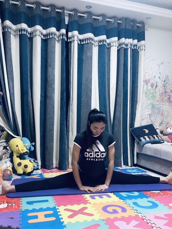 又来虐横叉想想明天是周末,还可以多拉会最喜欢拉韧带时候的腿,这个