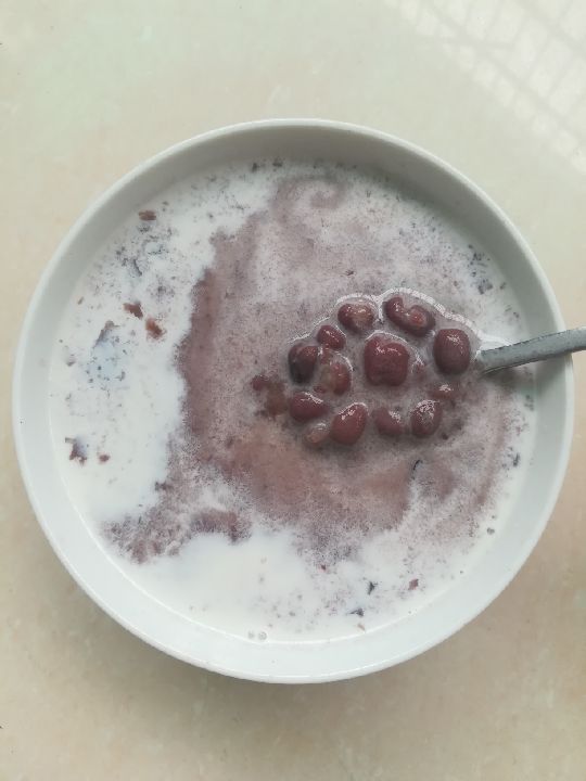 休息比上班多,宅家天天煮糖水今日份牛奶红豆沙