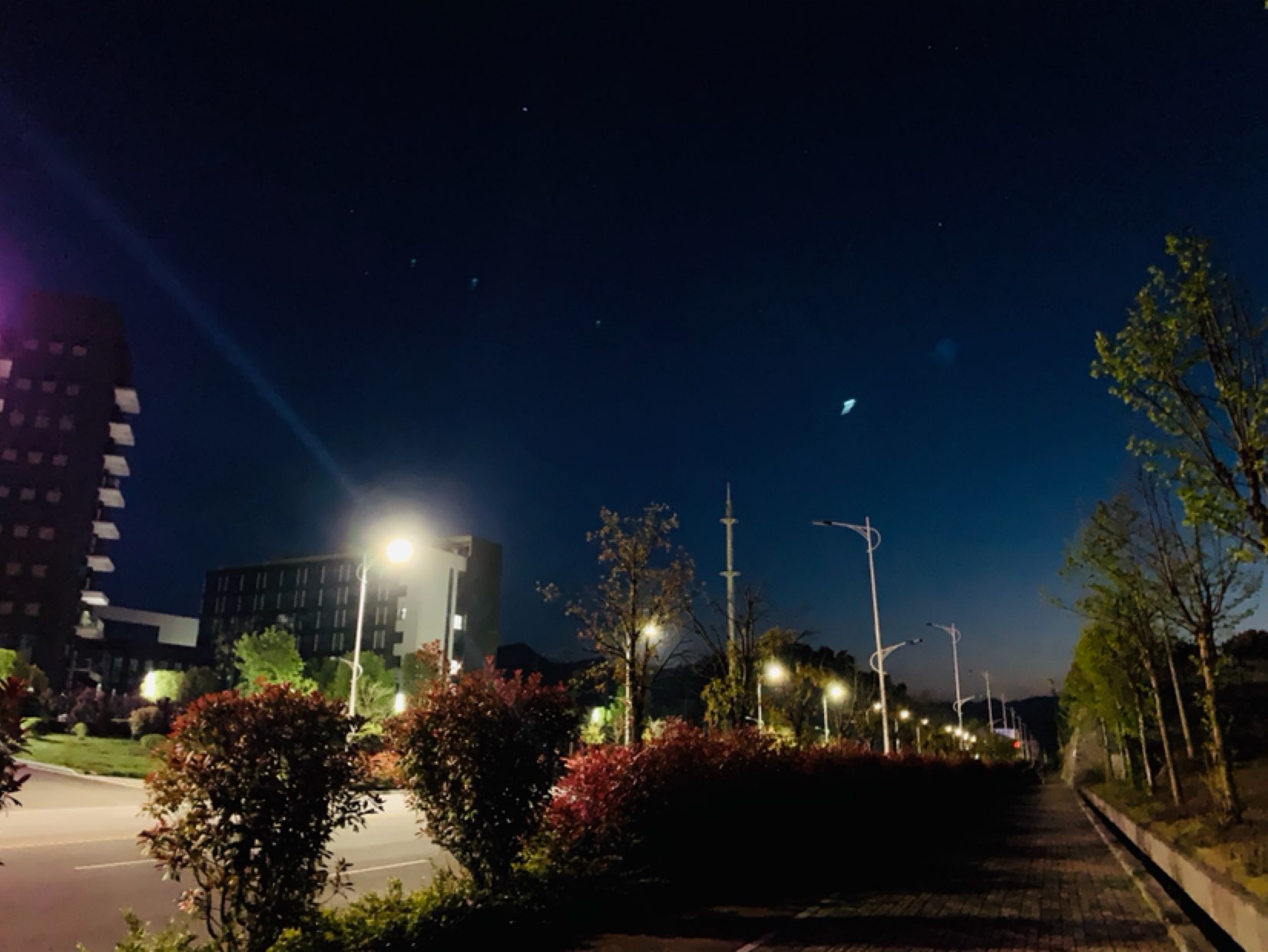 小时候睡不着数星星,长大了揣着心事醒来,今夜的夜色和星星都撩人得