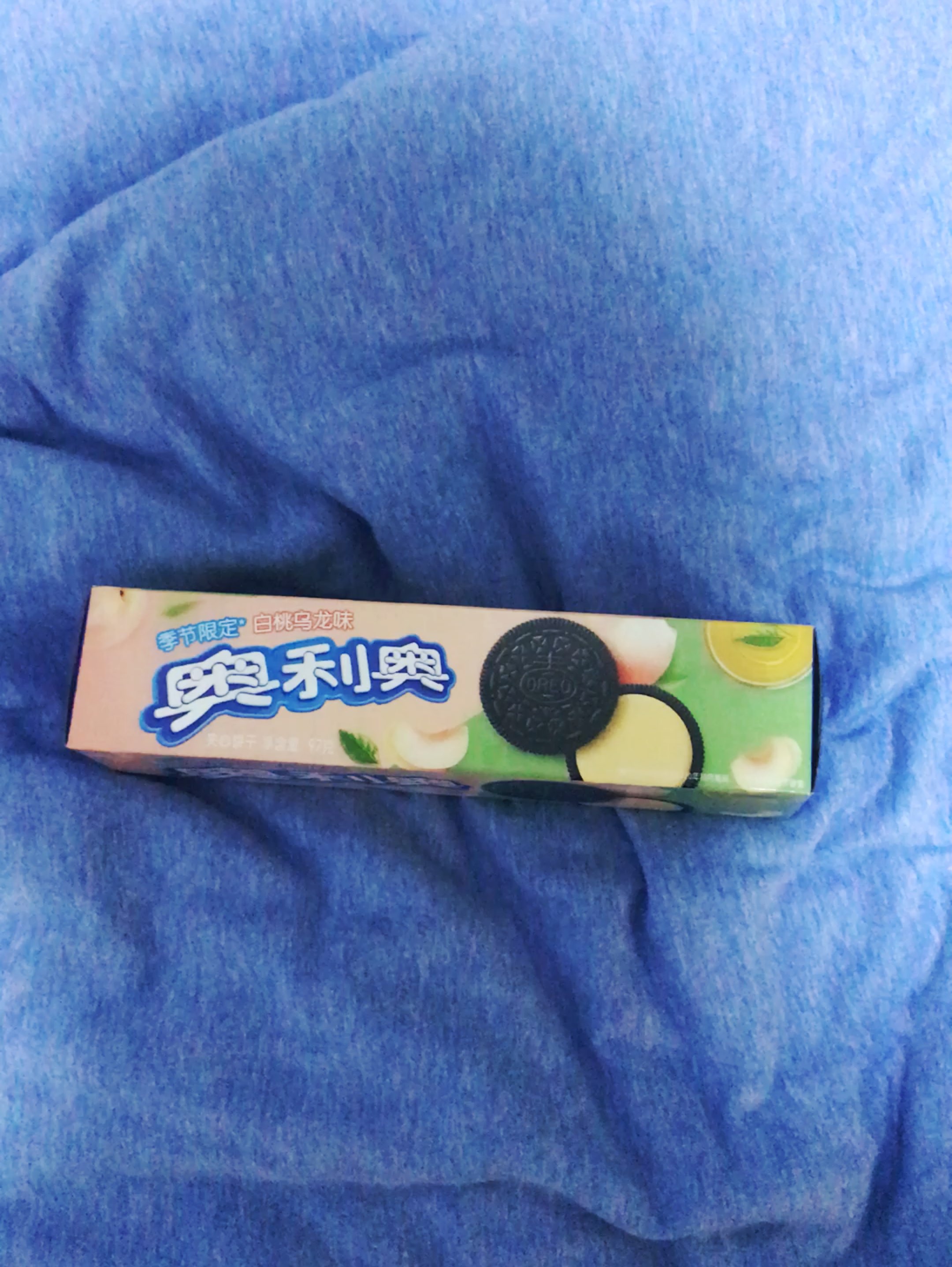 昨天买到了一种季节限定款的奥利奥,不过是白桃乌龙味