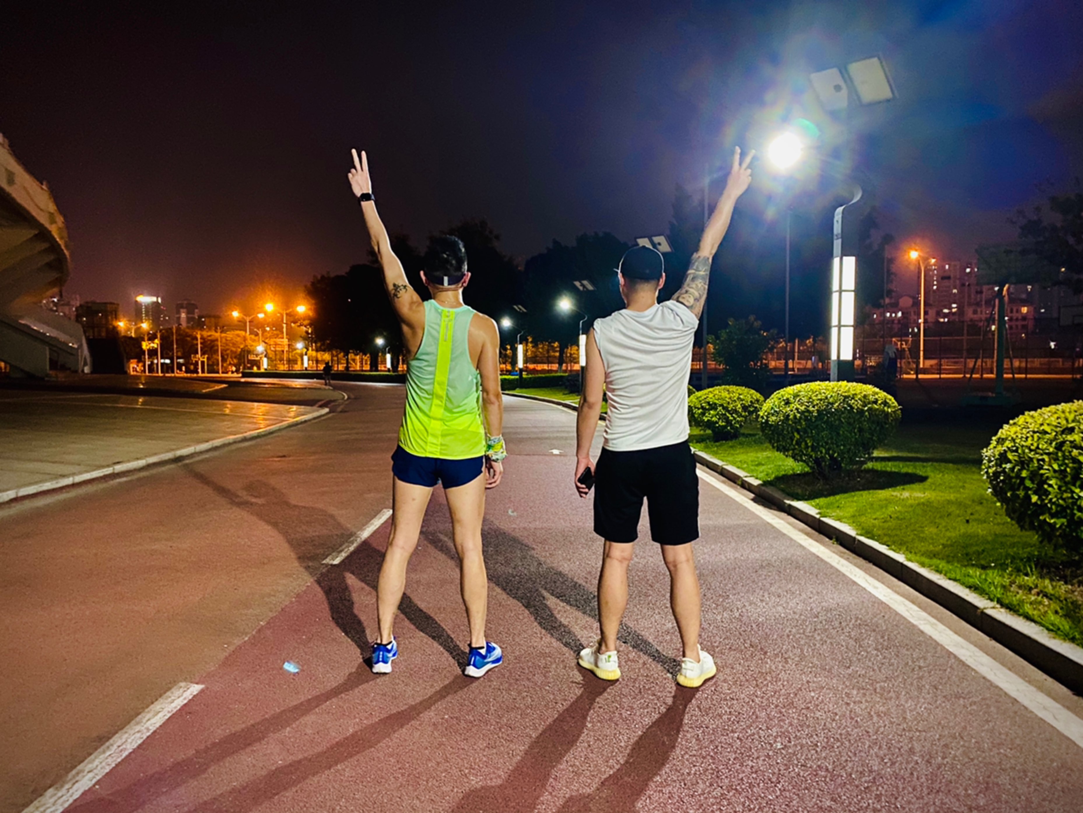 特步冠军跑鞋爆火全球明星圈，夜跑活动落地成都再掀热潮