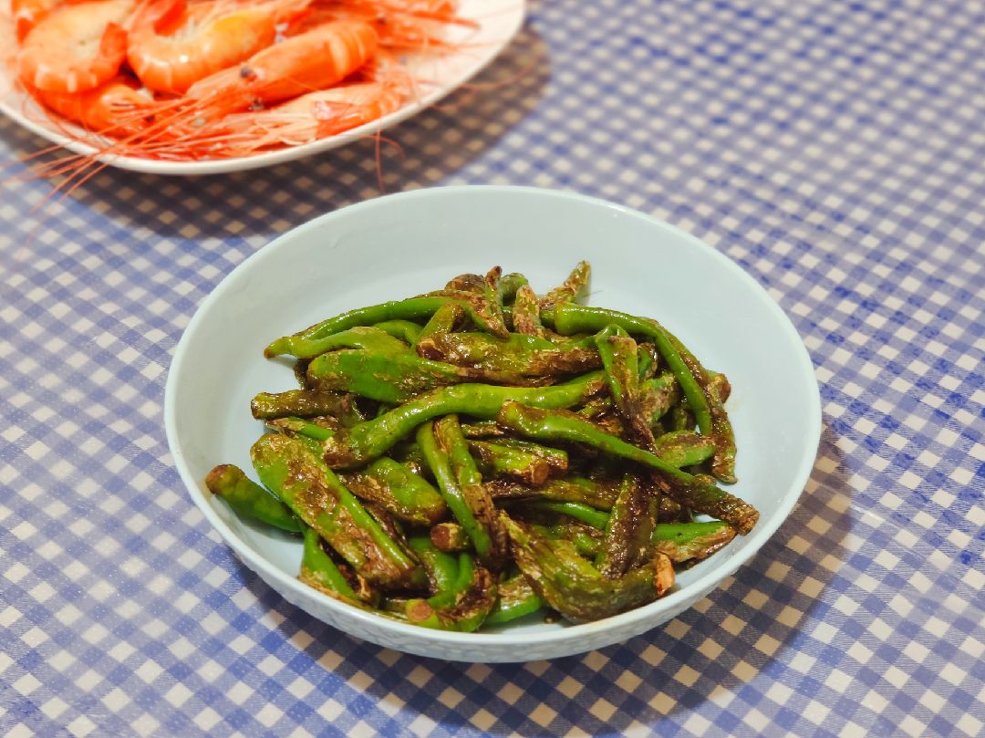 今日晚餐:海参老鸭煲,沼虾,火腿蒸蚝干,葱油鳊鱼,红烧鸡爪,油焖小尖椒