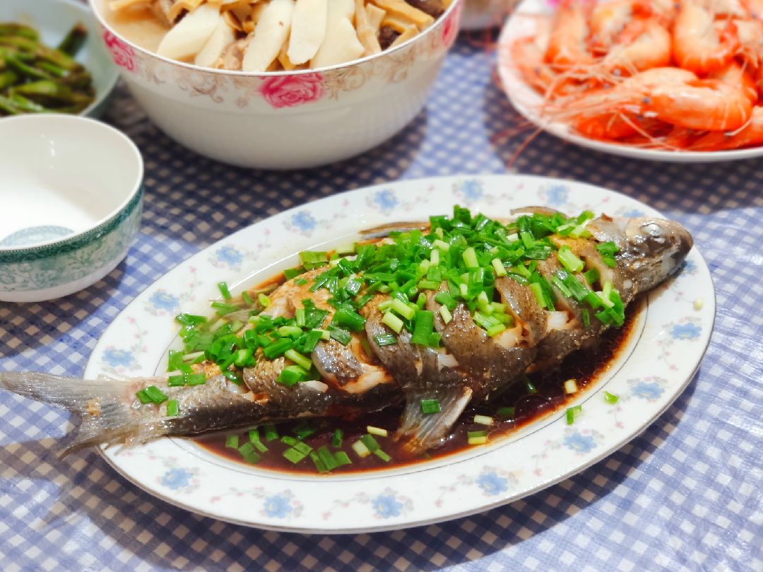 今日晚餐:海参老鸭煲,沼虾,火腿蒸蚝干,葱油鳊鱼,红烧鸡爪,油焖小尖椒