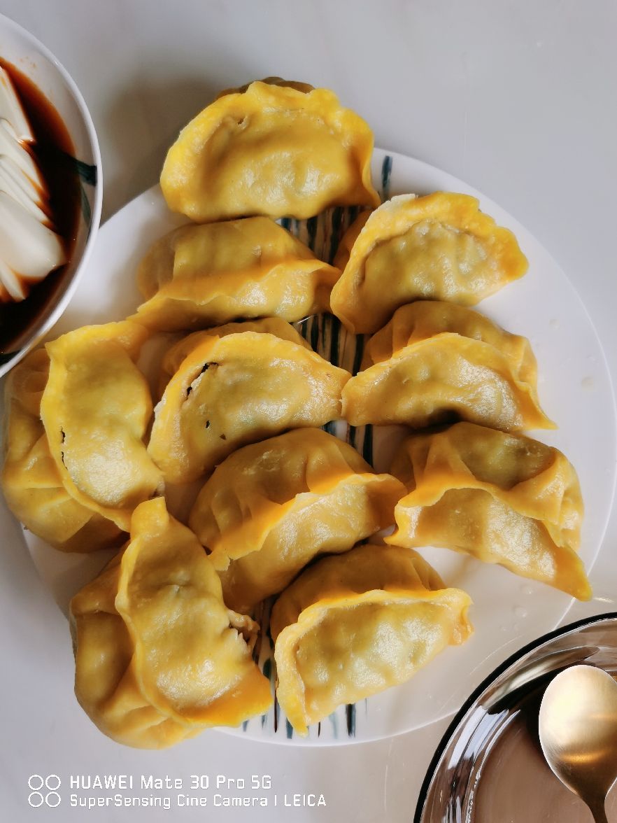 朋友从老家带回来的山芹菜,做的大馅玉米面菜饺子,我吃了6个,真对得起