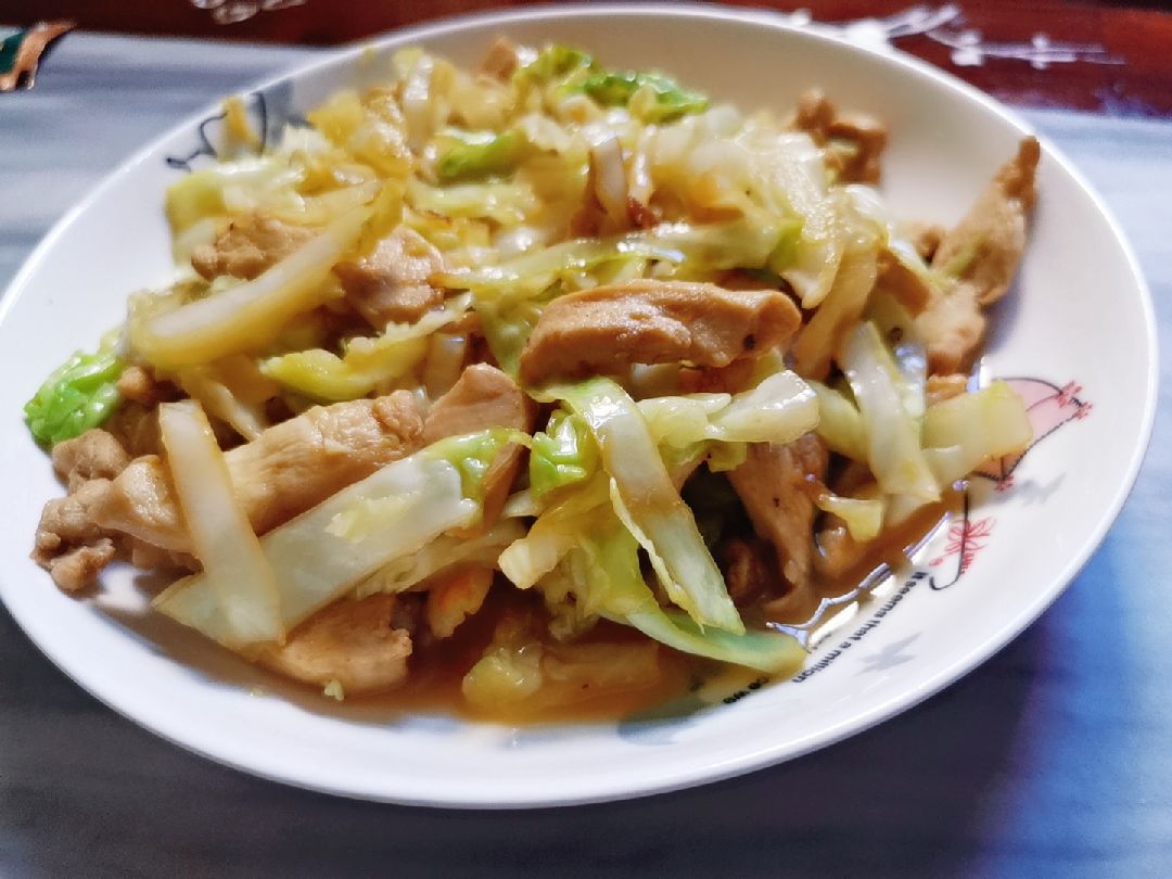 今日午餐包菜炒鸡胸肉 茄子炒蛋 虾