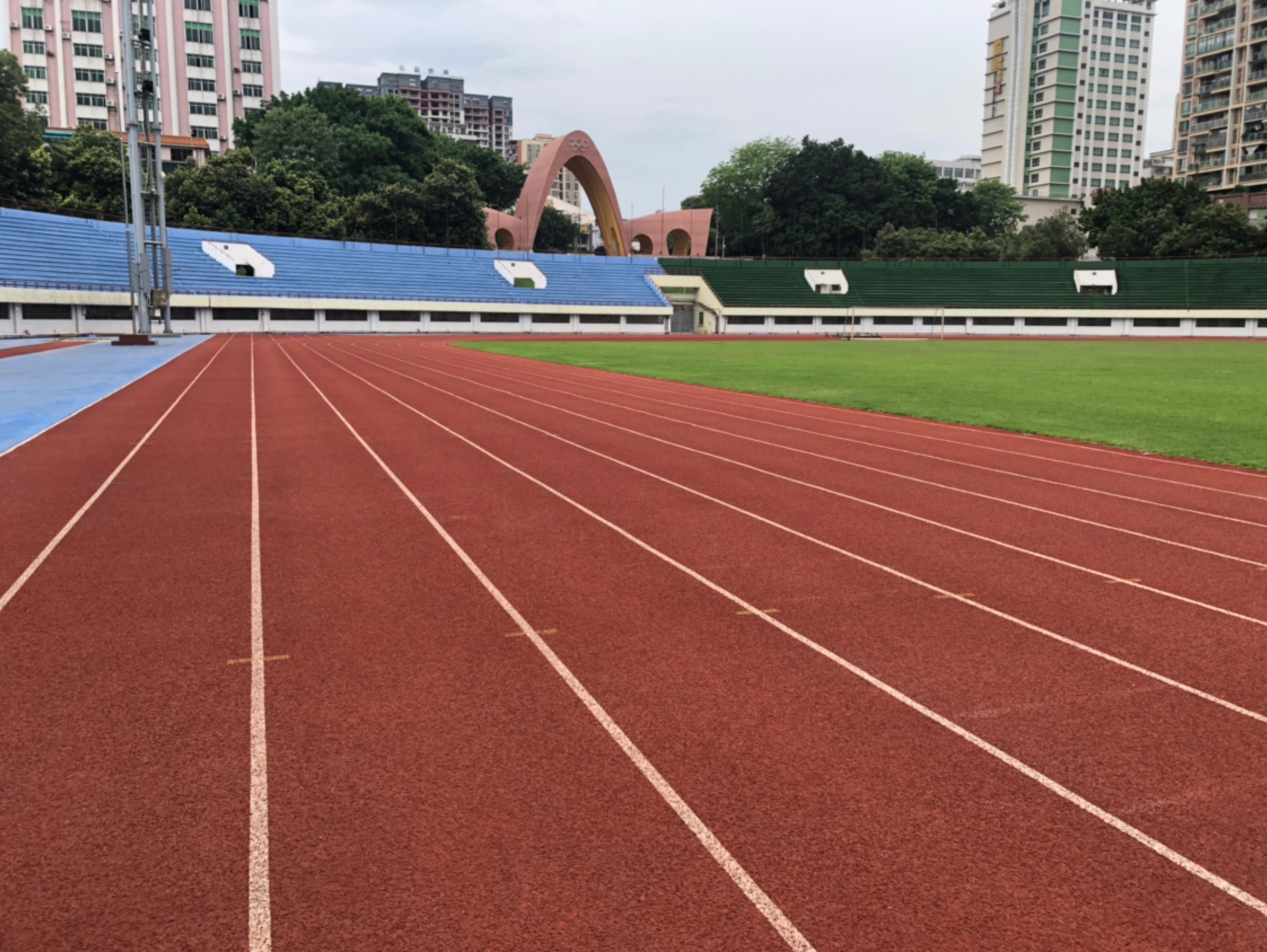 久违的跑道,毕业后16年了第一次重返运动场