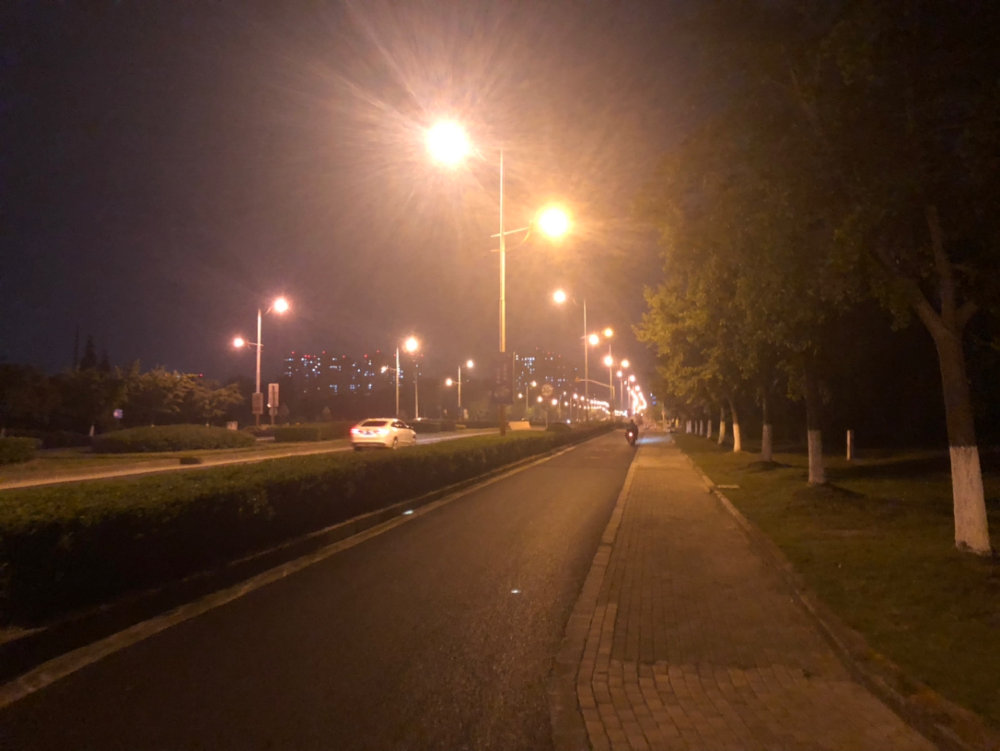 了一下胜辛北路线路,总体情况不错,路宽,车少,人少,照明较好,适合夜跑
