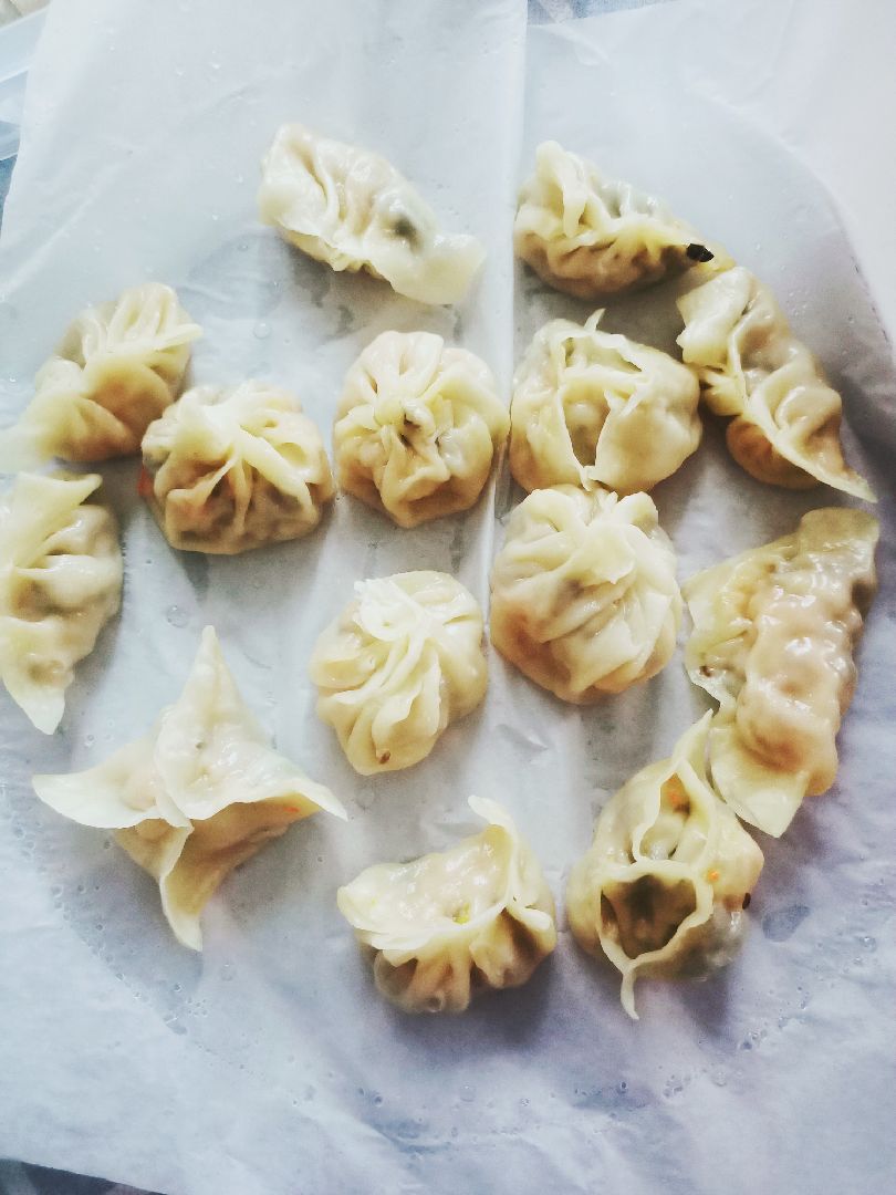 今天早上去菜市场买了饺子皮和馅料,忙活2小时,午餐吃