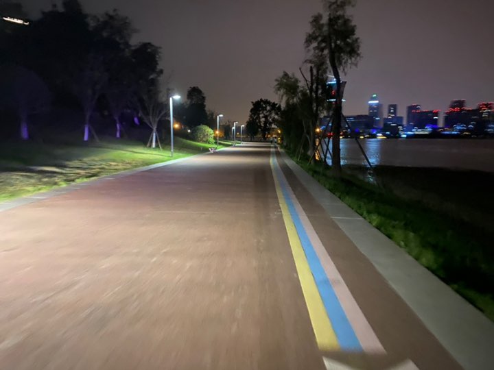 第一次夜跑兴隆湖,总算坚持下来