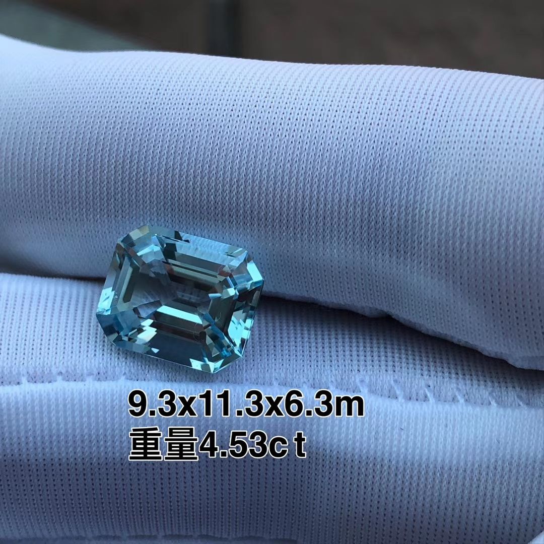 新疆阿勒泰地产海蓝宝石