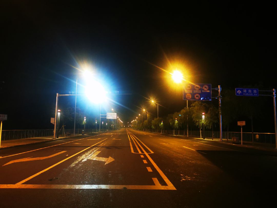 好久没夜跑了饭后从项目部起跑有一段路一点灯光都没有摸黑向前跑黑暗