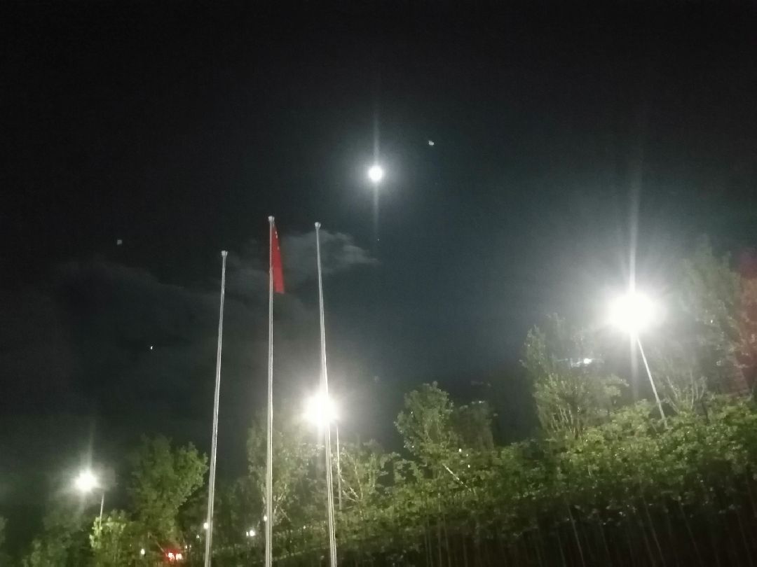 月亮发出光芒,好比人们的指路灯.