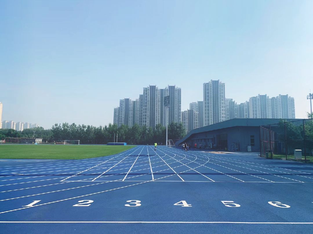 首次红灯笼打卡10km 蓝色的跑道太浪漫了 生活不会否定任何人,就怕