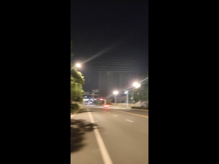 愿我们的生活天黑有灯,下雨有伞,路上有良人相伴