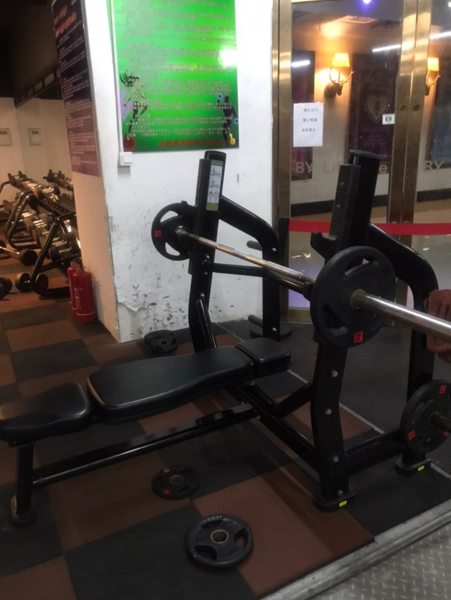 上斜哑铃卧推*5,平板杠铃卧推*5,坐姿器械推胸*4,蝴蝶机夹胸*4,双杠臂