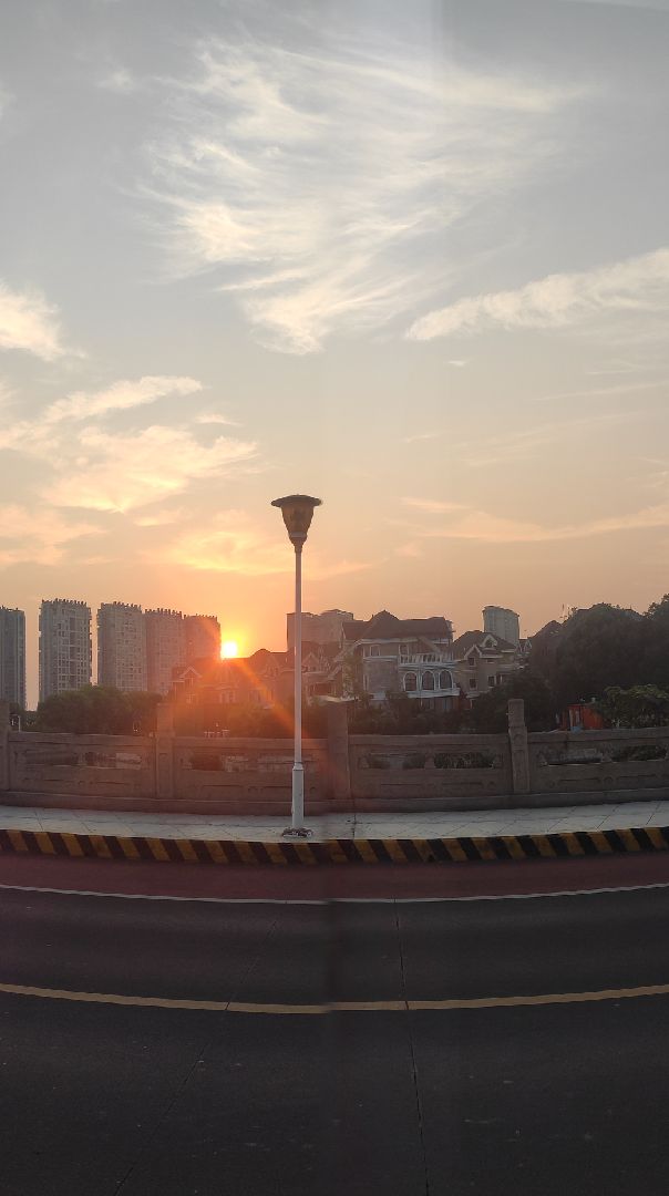 从天刚亮到太阳初升再到阳光普照,从骑行转跑步再转骑行回家,兜兜转转