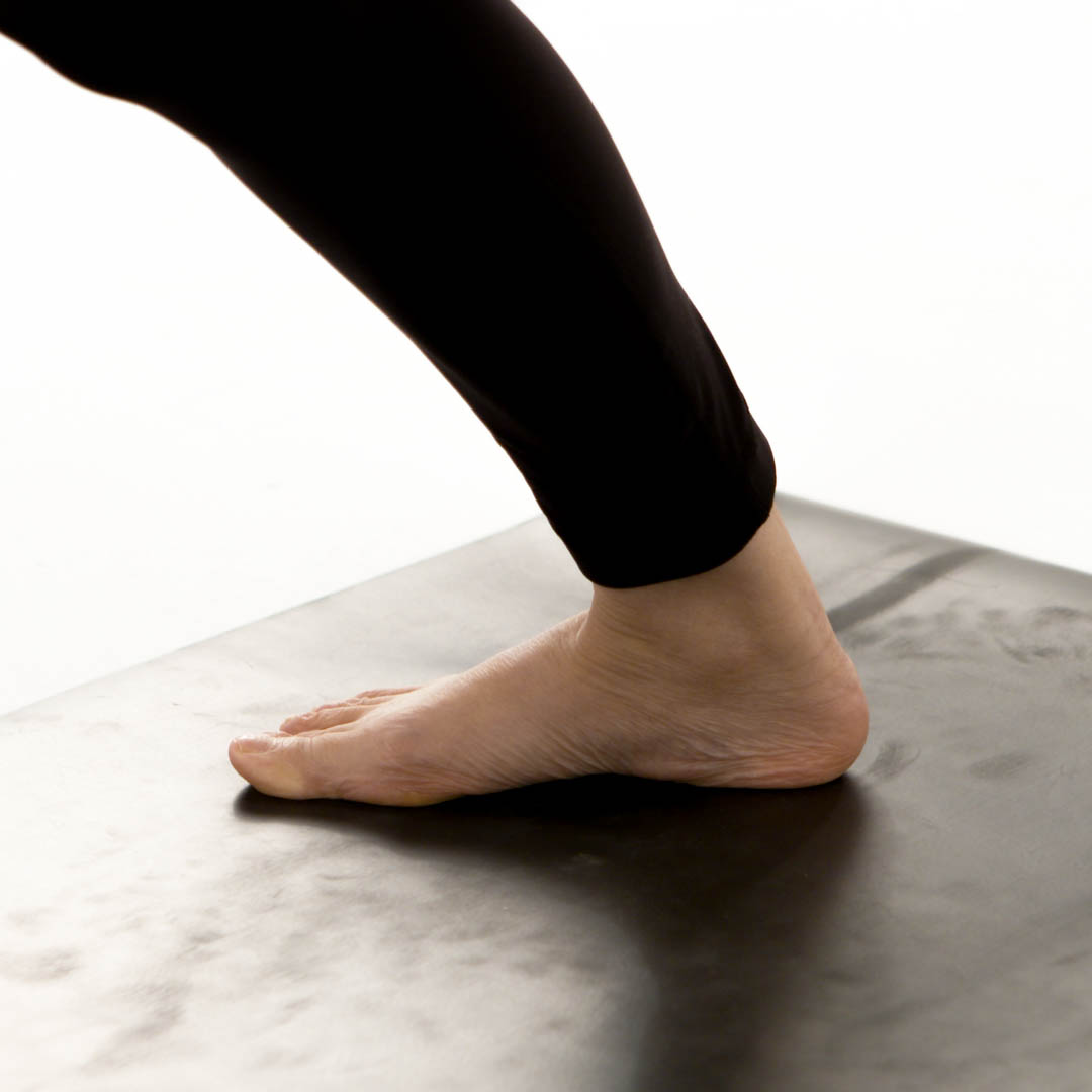 外脚背踩地 内足弓抬起 脚尖朝外45