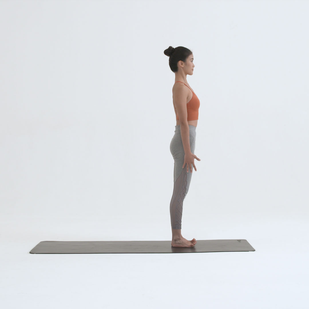 步骤 双脚分开,站立于垫子短边前端1/3处 大拇指第一个关节相触,脚趾