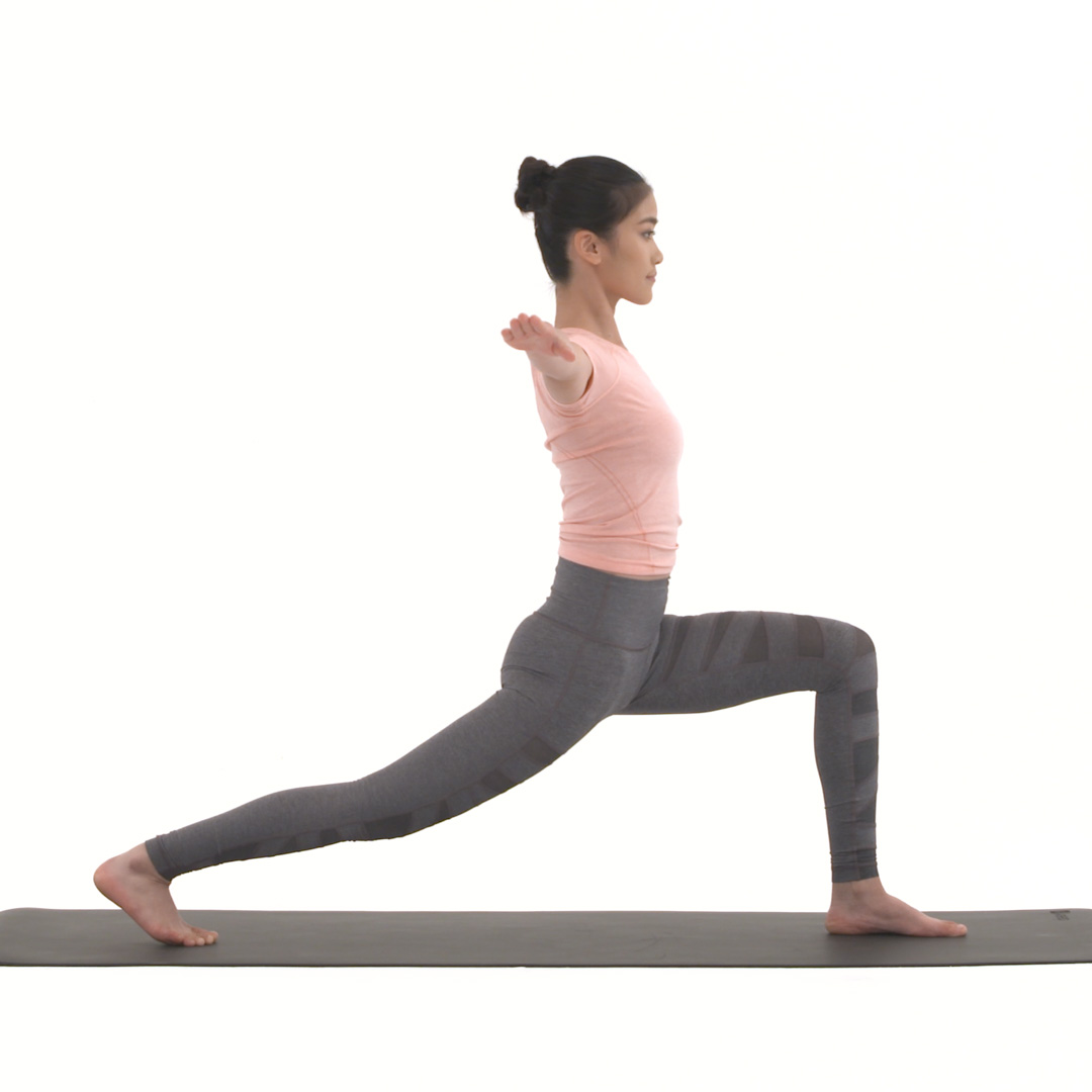 保持后腿有力蹬直 腰背挺直