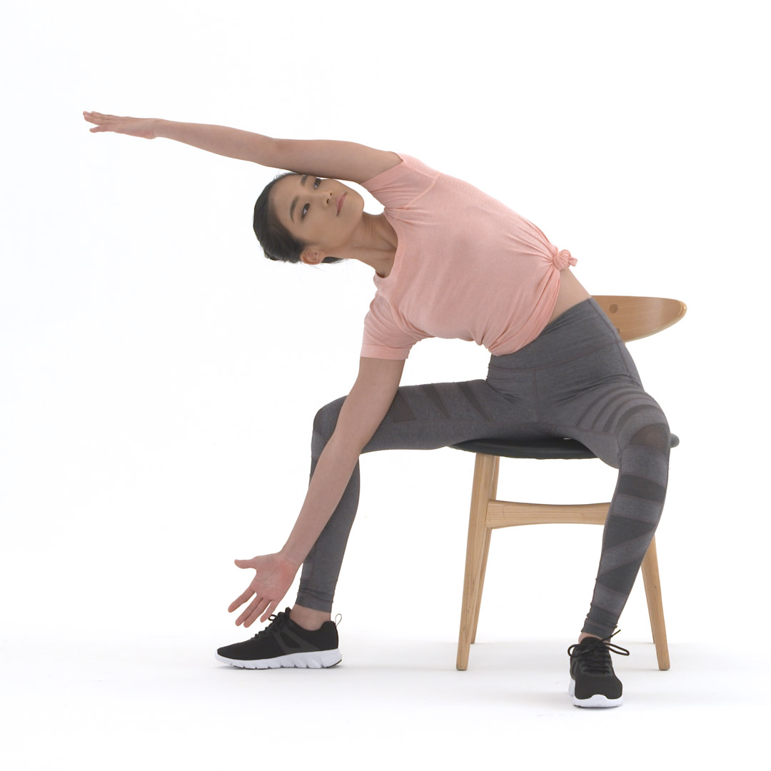 展开右髋 呼气,身体向右弯曲,右肘抵住右膝内侧 呼气,手臂向头顶伸展