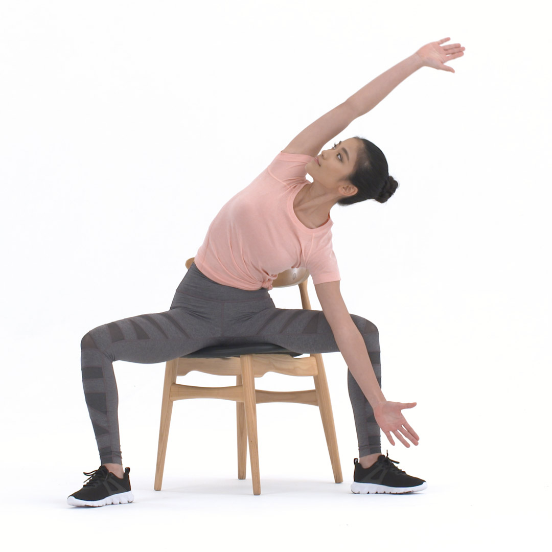 展开左髋 呼气,身体向左弯曲,左肘抵住左膝内侧 呼气,手臂向头顶伸展