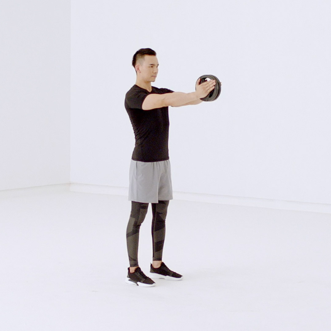 胸部发力向中间挤压,手臂向前 手臂伸直,不过分紧绷,不锁死