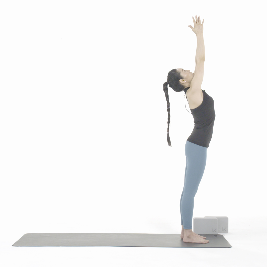 手臂向上伸展 腹部收紧