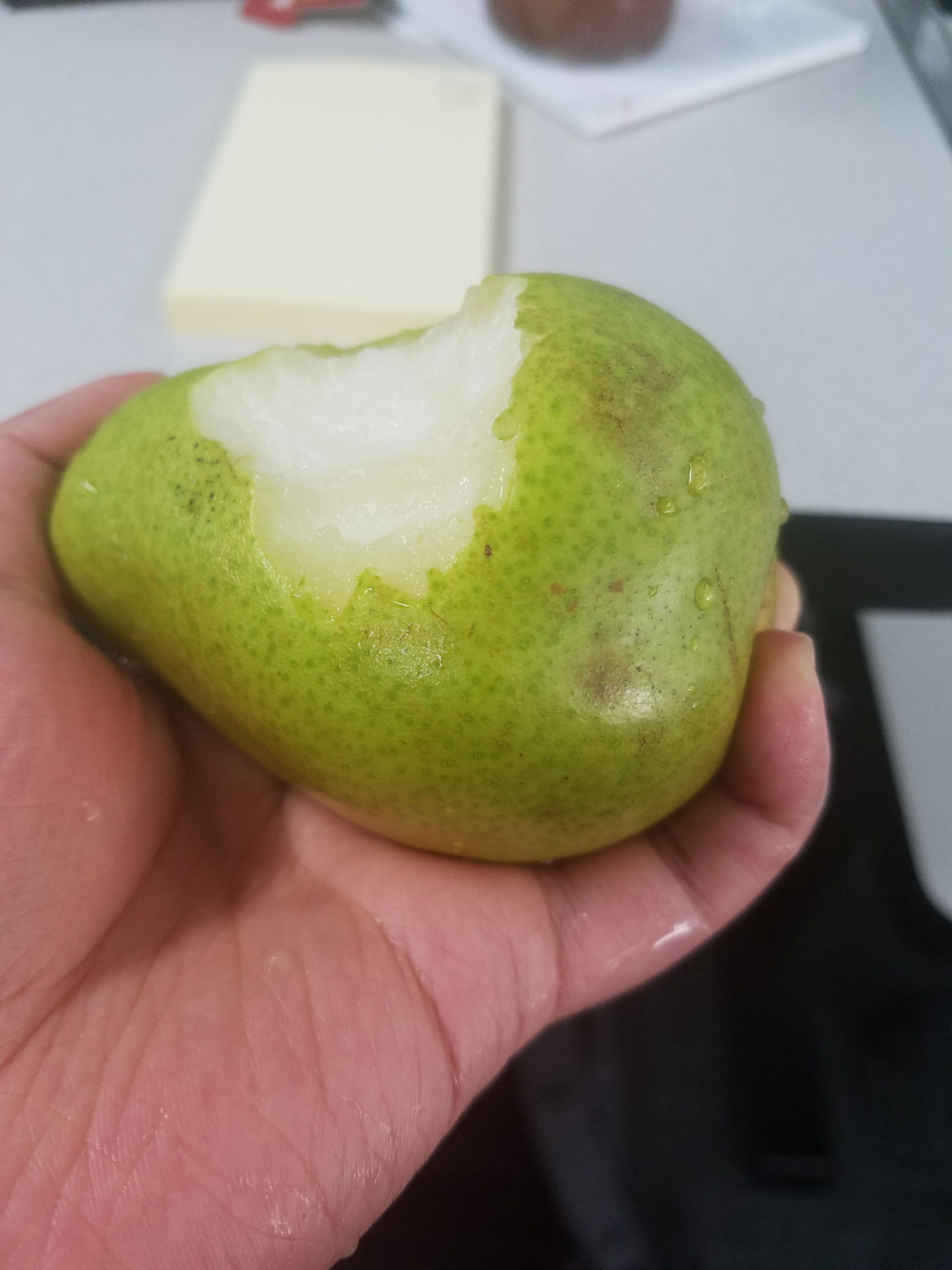 不小心咬了,梨一个