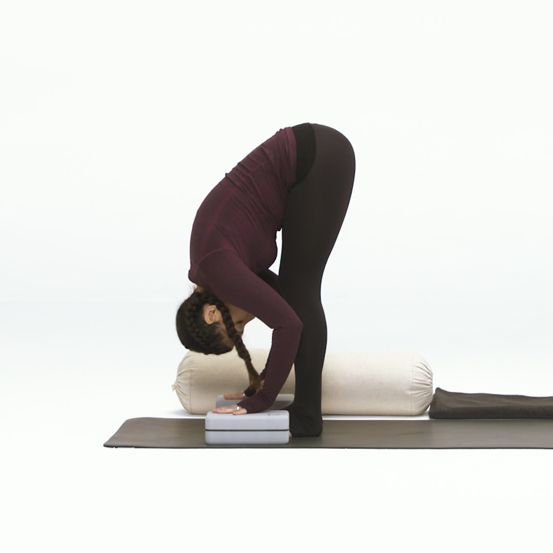 肩膀向上要脖颈自然向下 下背部舒展放松 腿后侧紧张可微屈膝