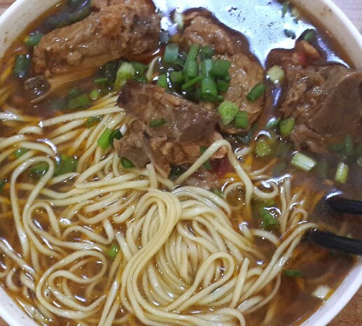 小排面(吃了一块,加了个卤蛋),等会去爬山.