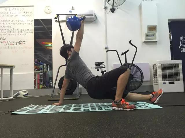 左手用力支撑地面,起身至坐起状态.