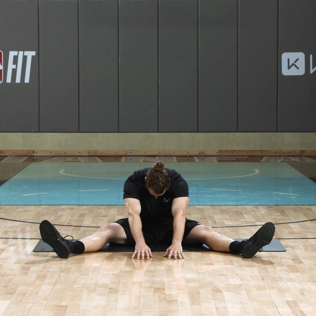 我也要练 步骤 双腿呈分腿坐姿,尽力向外打开 向前俯身,全程保持背部