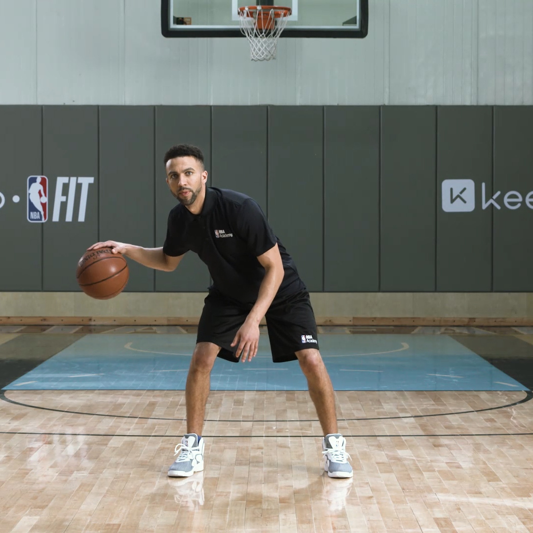 基础8 字后胯下运球