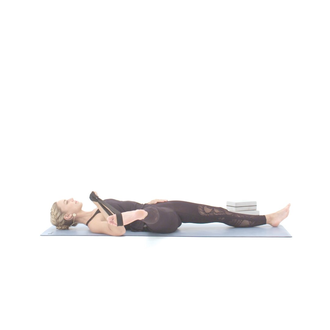 仰卧右侧单腿拉伸