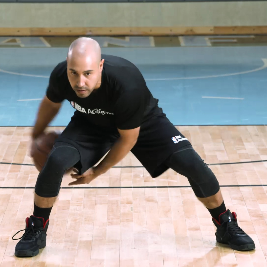 左手在前右手在后胯下持球