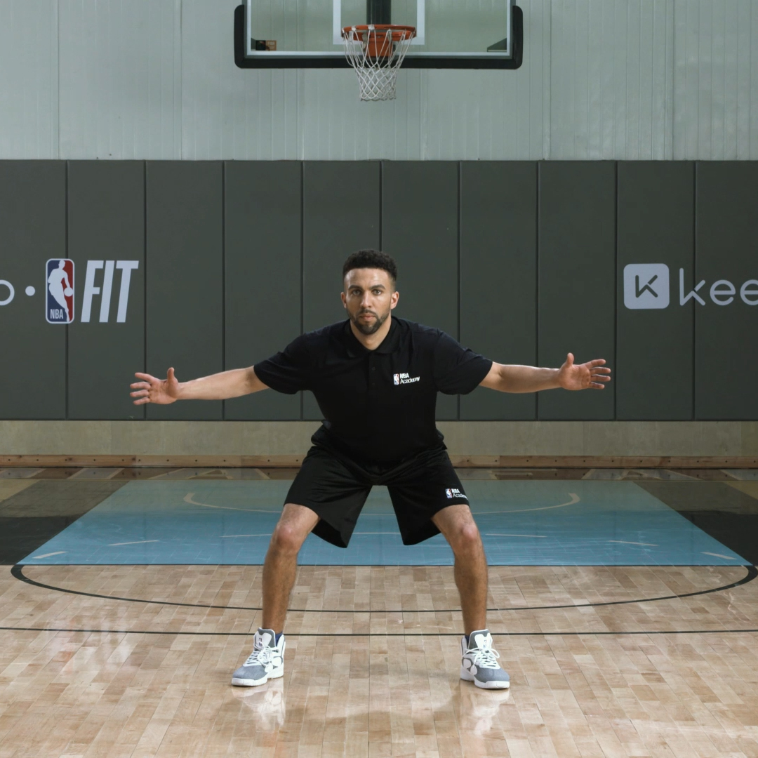 膝盖弯曲120度 防守站姿站立,双脚略比肩宽 挺胸抬头腰背挺直,俯身