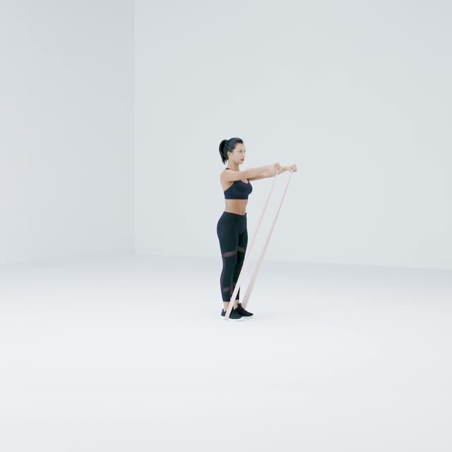 双手握紧弹力带,拳心朝下,肩关节固定,向前方上举至水平,固定一秒后将