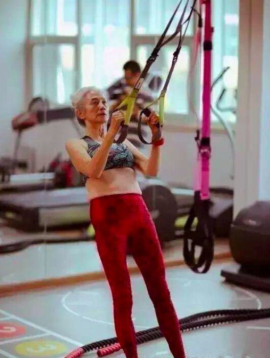 中国最美「瑜伽奶奶」,女神今年 73!