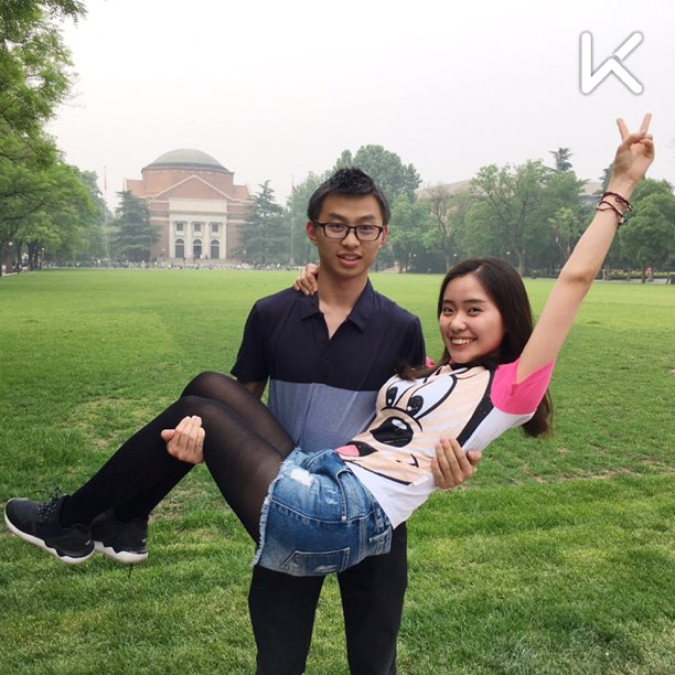 今天我要公主抱# 迟到的公主抱 木有摄影师随便找个游客照的  和呐梃