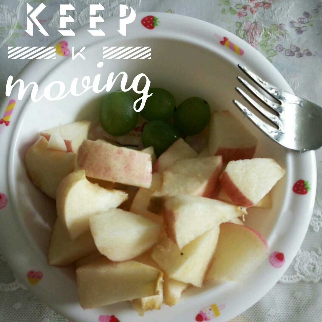 原谅我不会摆盘,突然觉得切一盘水果好难啊~只有绿葡萄和苹果了