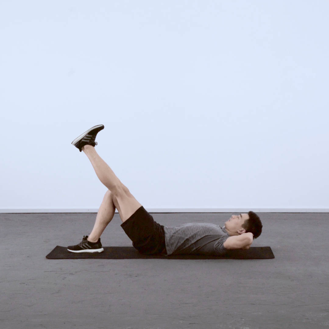 左腿伸直,保持两条大腿平行